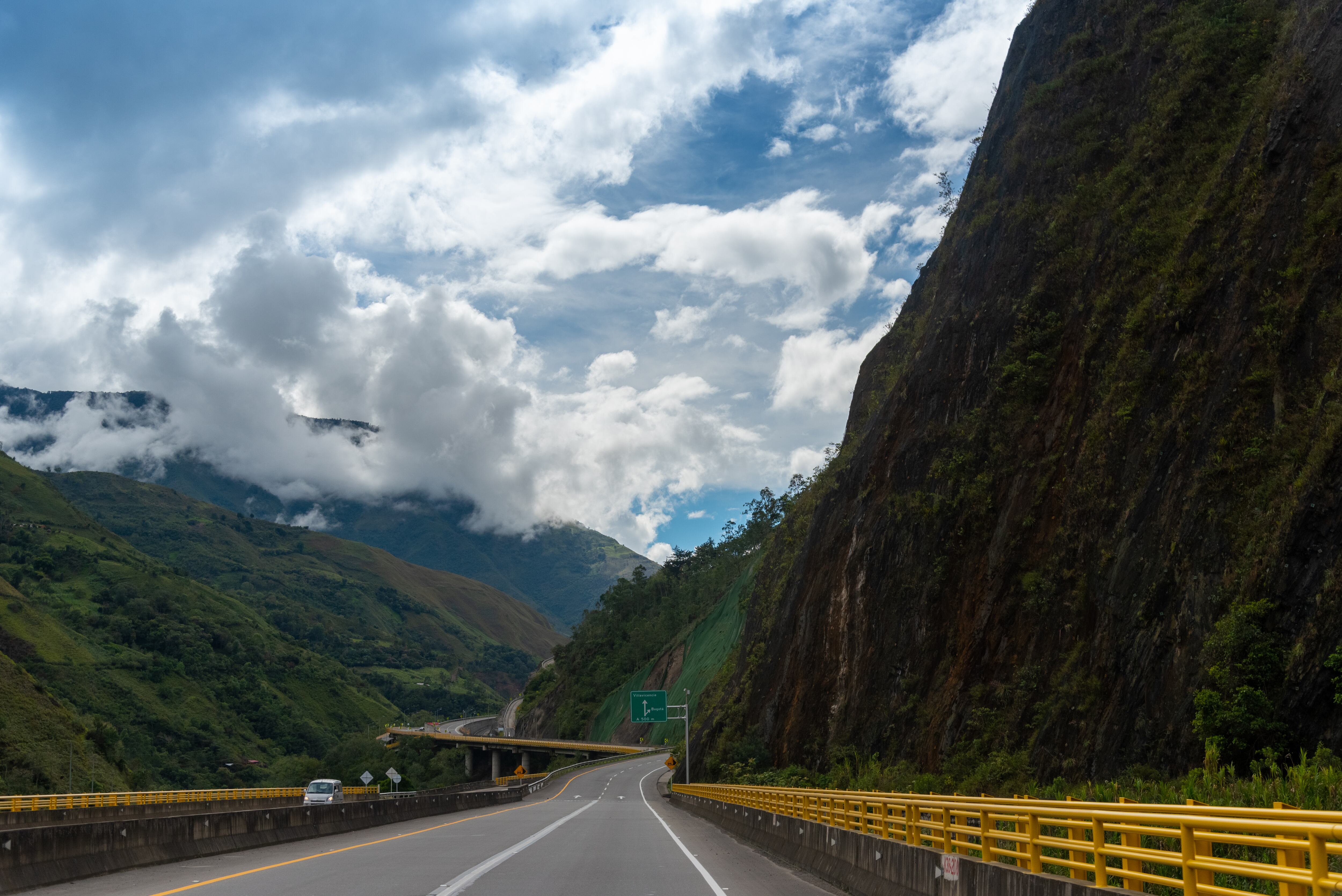 Carretera desde Bogotá hacia el departamento de Villavicencio, Meta. Colombia - Getty Images.