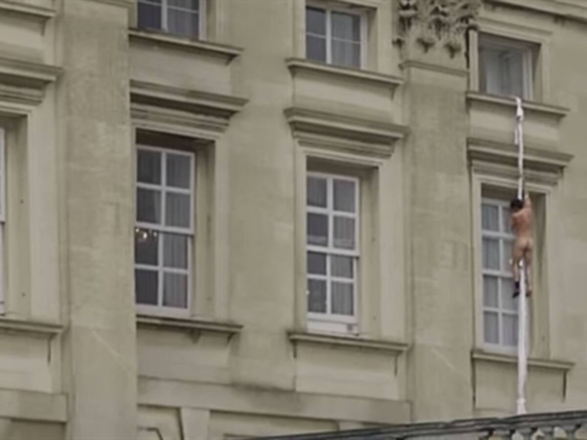 ¿Qué hace un hombre desnudo en la ventana del Palacio de Buckingham?