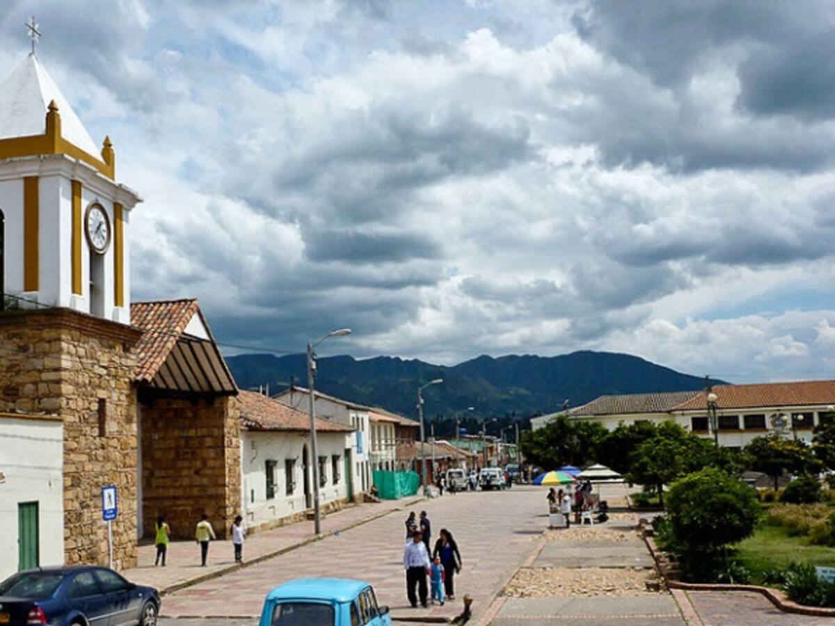 Roban iglesia de Suesca en Cundinamarca