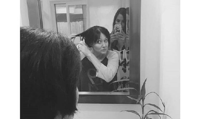 Shannen Doherty cortándose el cabello.
