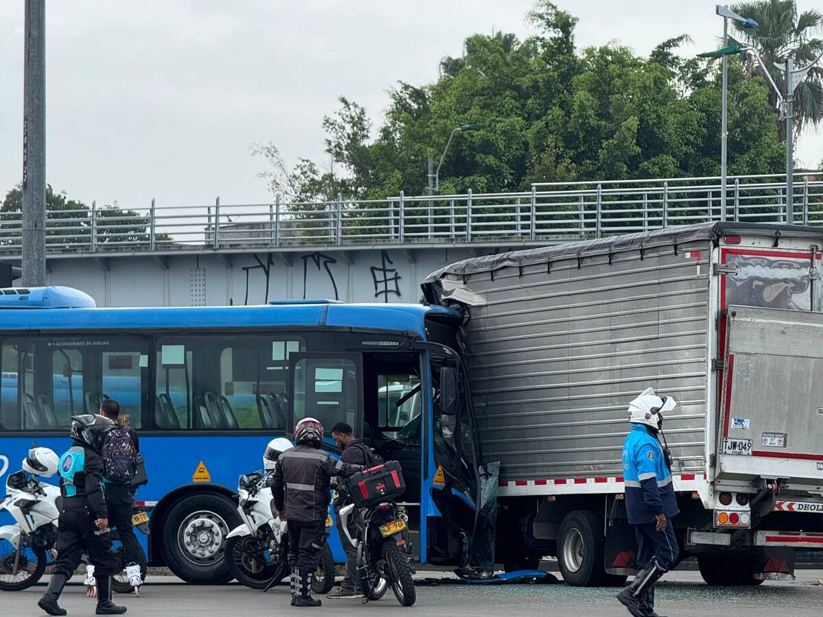 Un accidente entre un bus del MIO y un camión dejó 23 personas lesionadas en el oriente de Cali