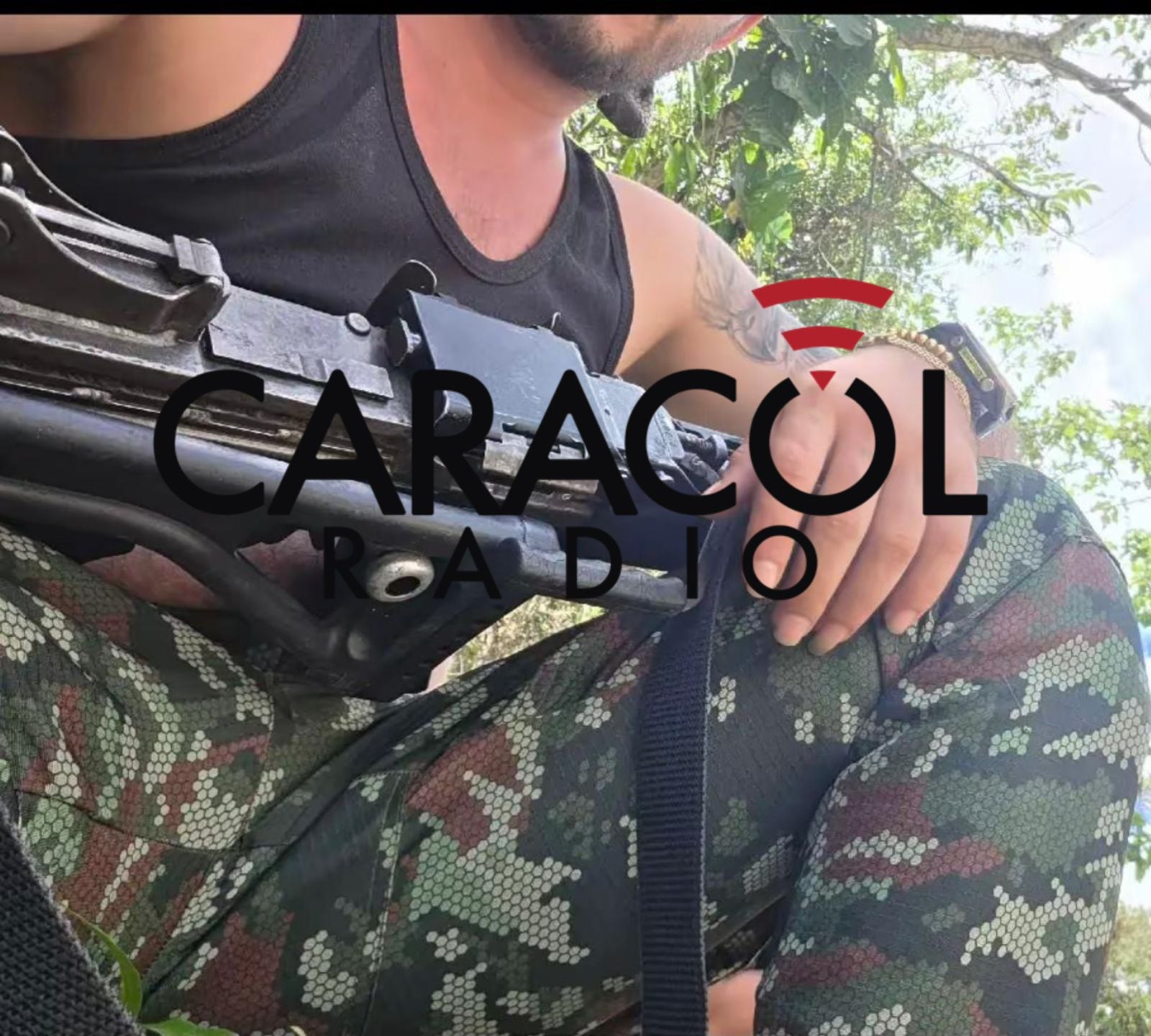 ‘Chalá’ se exhibe armado y recorriendo municipios mientras es buscado por desaparición de periodista. Foto: suministrada.
