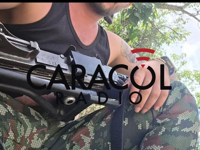 ‘Chalá’ se exhibe armado y recorriendo municipios mientras es buscado por desaparición de periodista. Foto: suministrada.