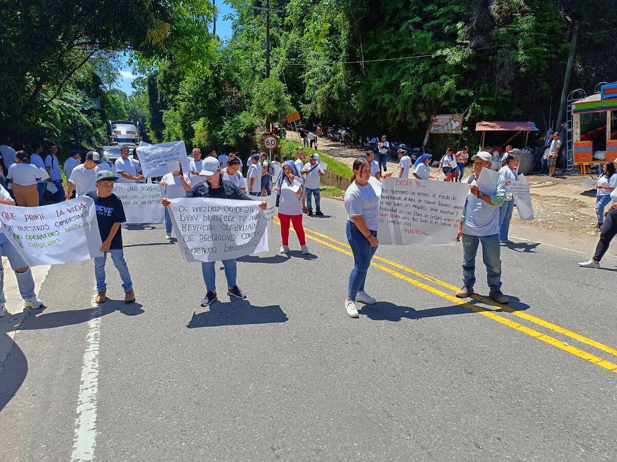Comunidad de Aquitania cerró la vía Medellín-Bogotá para que los dejen fuera del conflicto