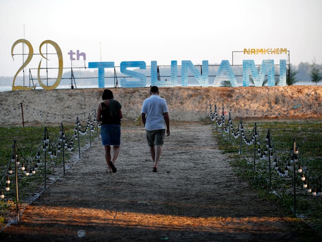 Takua Pa (Thailand), 26/12/2024.- German tsunami survivor from Aschaffenburg Claus Gerhart (R) and his wife visit a memorial park to commemorate the 20th anniversary of the 2004 tsunami at Tsunami Memorial Park in Ban Nam Khem, Phang Nga province, southern Thailand, 26 December 2024. Gerhart, 59, survived the 2004 tsunami, but he lost his youngest daughter and one friend in Thailand. Thailand commemorates the 20th anniversary of the 2004 Indian Ocean tsunami, which struck on 26 December 2004, triggered by a 9.2 magnitude earthquake in the Indian Ocean off the west coast of northern Sumatra, Indonesia. The tsunami claimed over 220,000 lives, internally displaced more than half a million people, and left hundreds of thousands without livelihoods, according to the United Nations, making it one of the deadliest natural disasters in history. Indonesia, Sri Lanka, India, the Maldives, and Thailand sustained massive damage from the catastrophe. (Terremoto/sismo, Maldivas, Tailandia) EFE/EPA/RUNGROJ YONGRIT