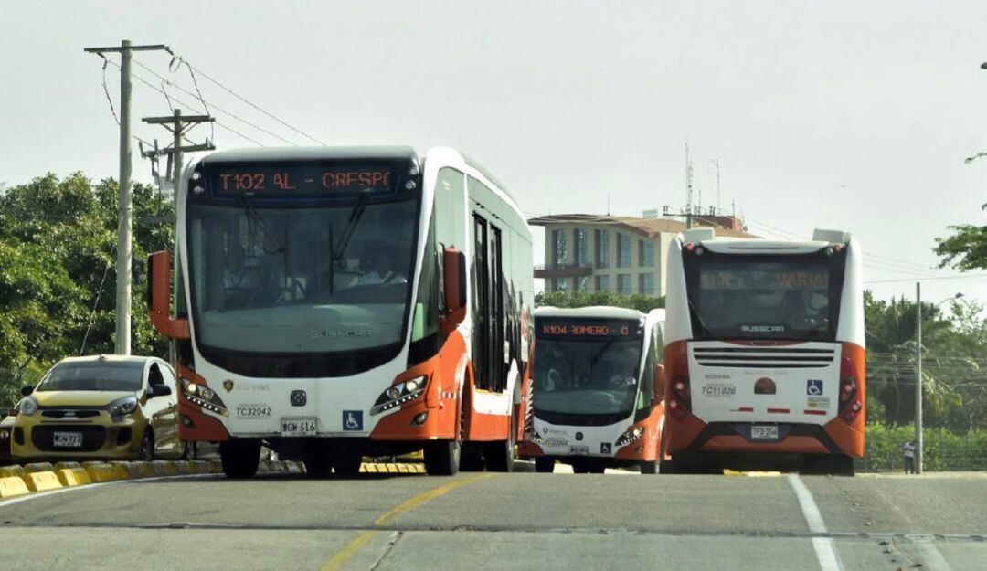 Buses de Transcaribe en el puente de Chambacú