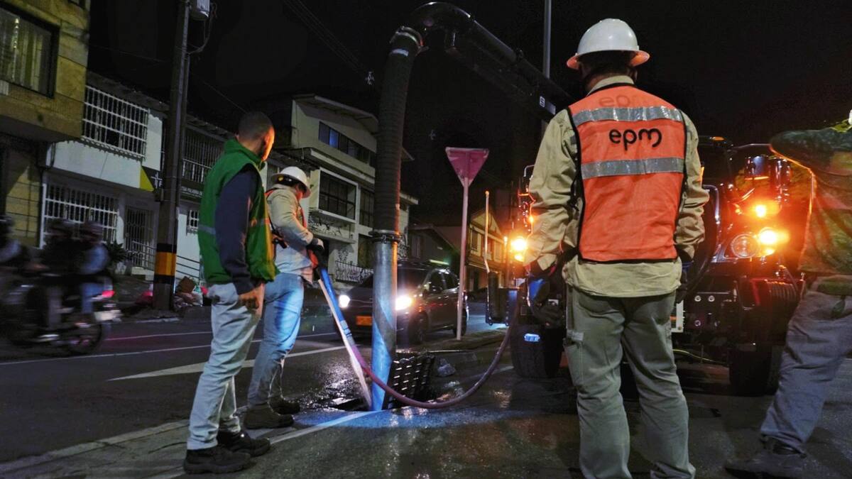 Refuerzan limpieza de soterrados para enfrentar la temporada de lluvias en Medellín