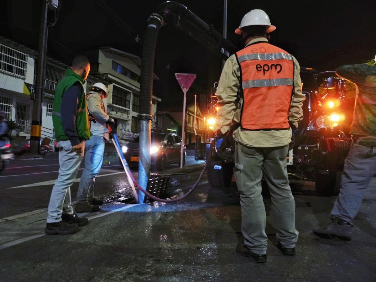 Refuerzan limpieza de soterrados para enfrentar la temporada de lluvias en Medellín