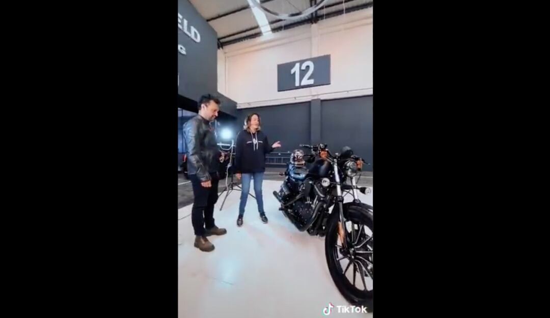 Críticas a Julián Román por motocicleta lujosa. 