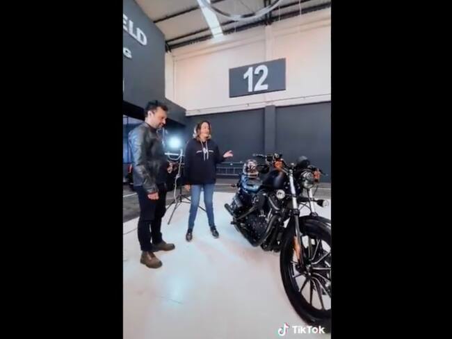 Críticas a Julián Román por motocicleta lujosa.