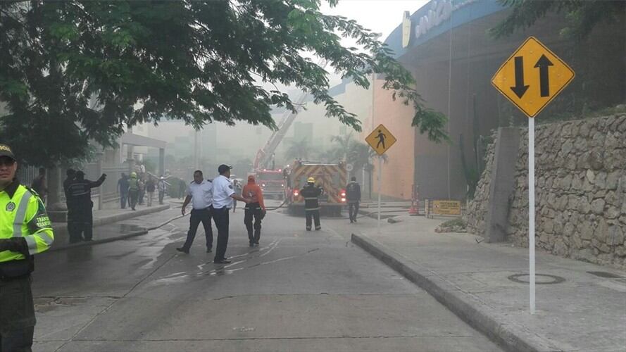 Se registra incendio en el centro comercial Único de Barranquilla. Foto: Cortesía Adriana Sarmiento