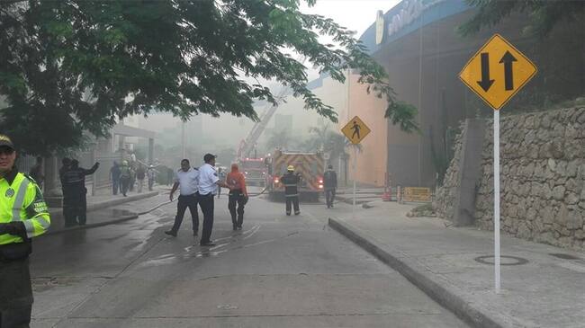 Se registra incendio en el centro comercial Único de Barranquilla. Foto: Cortesía Adriana Sarmiento