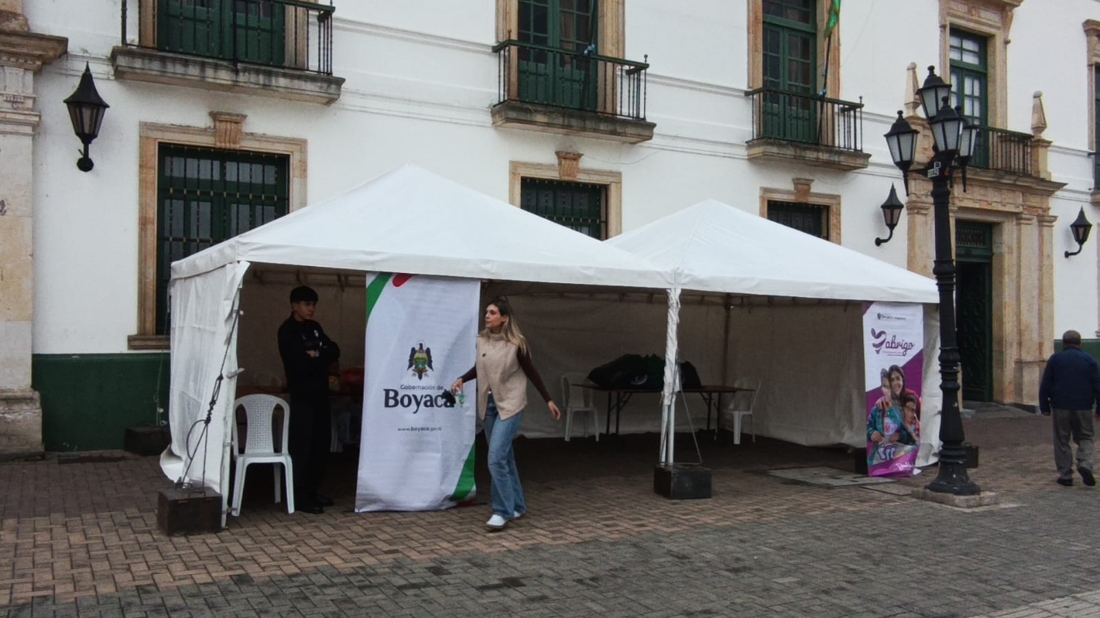 Frente a la Gobernación de Boyacá se instaló una carpa donde se reciben las donaciones de los boyacenses. También se habilitó un punto en Indeportes Boyacá, al norte de Tunja, y en la Casa de Boyacá en Bogotá / Foto: Caracol Radio.