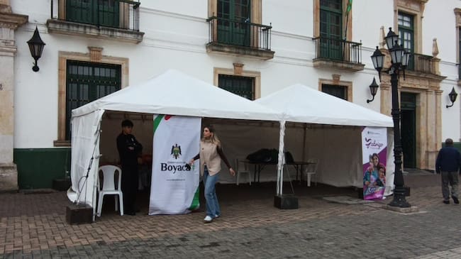 Frente a la Gobernación de Boyacá se instaló una carpa donde se reciben las donaciones de los boyacenses. También se habilitó un punto en Indeportes Boyacá, al norte de Tunja, y en la Casa de Boyacá en Bogotá / Foto: Caracol Radio.