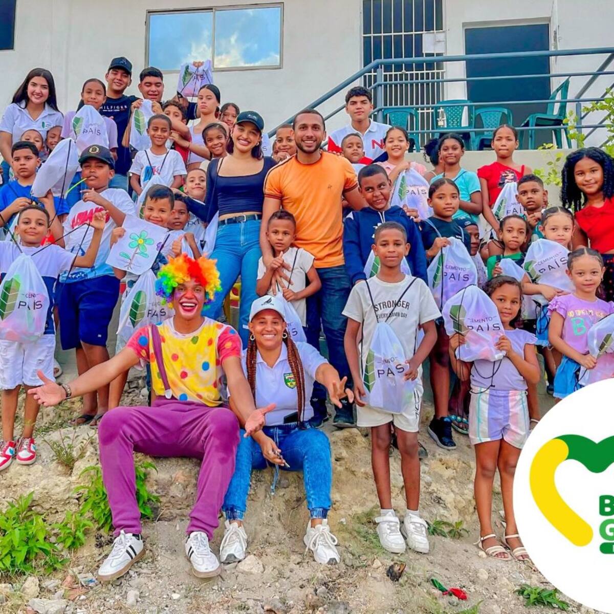 Niños del barrio Palestina celebraron su día con Cemento País