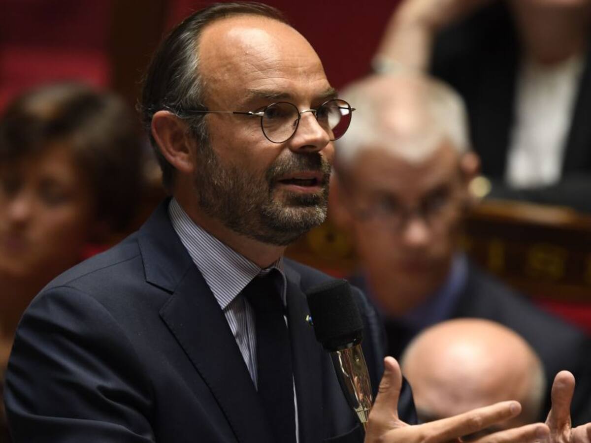 Francia suspende por seis meses aumento a los combustibles
