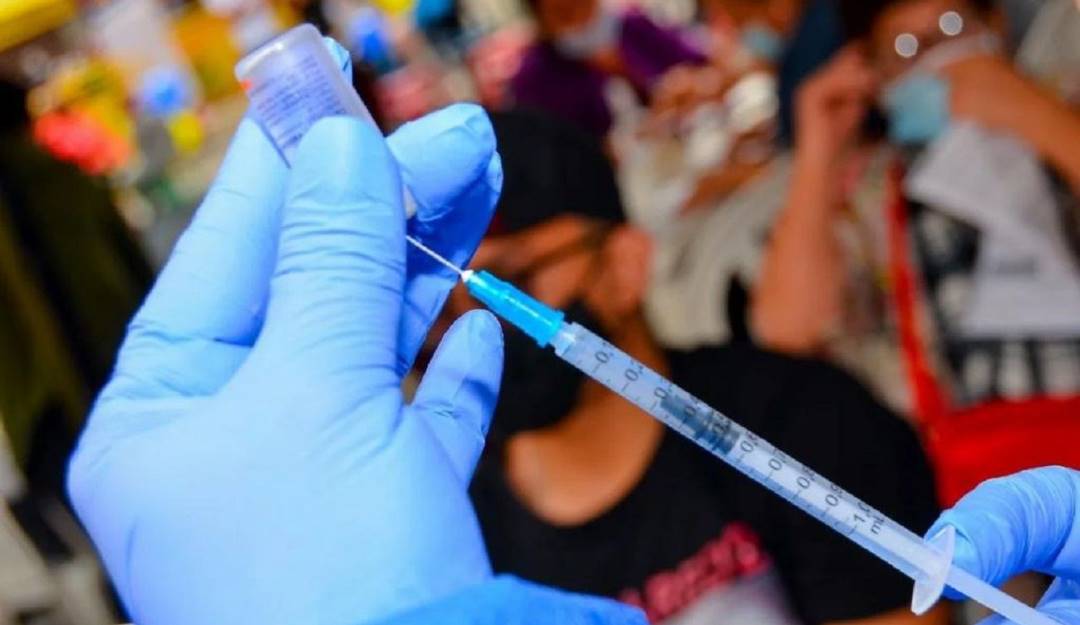 Cuarta dosis de la COVID-19, disponible en Manizales. Crédito: Alcaldía de Manizales.