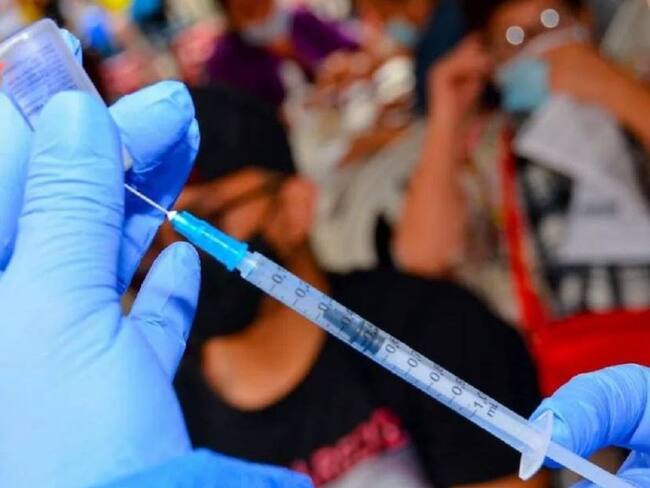 Cuarta dosis de la COVID-19, disponible en Manizales. Crédito: Alcaldía de Manizales.