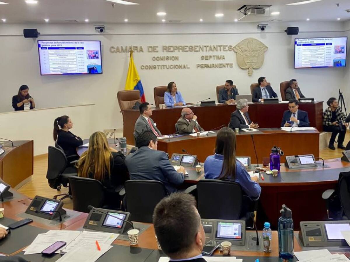 MinSalud: "vacunación rezagada es por no tener sistema de salud público"