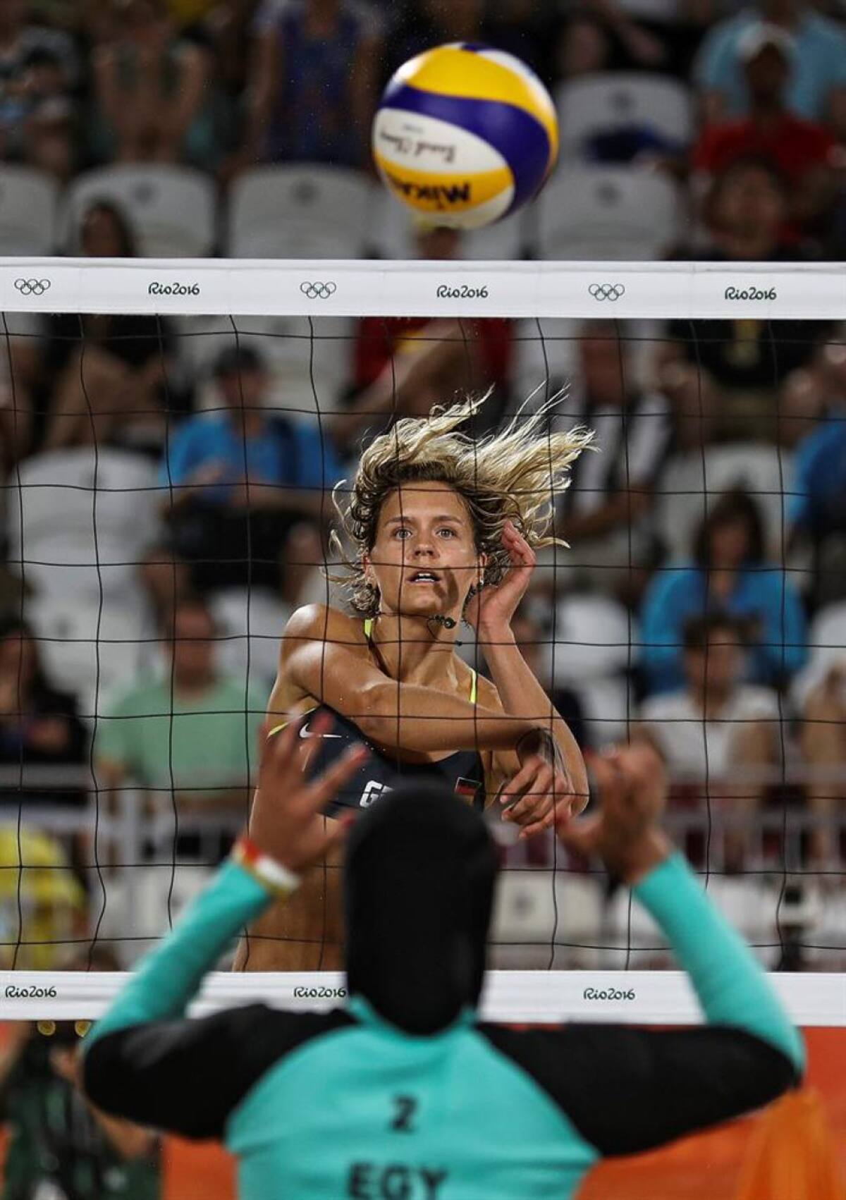Las alemanas Laura Ludwig y Kira Walkenhorst vencieron 2-0 al equipo egipcio de voleibol playa femenino.