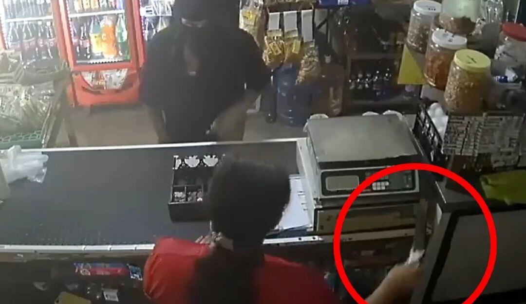 A punta de 'peinilla': Así fue como cajera se defendió de un ladrón