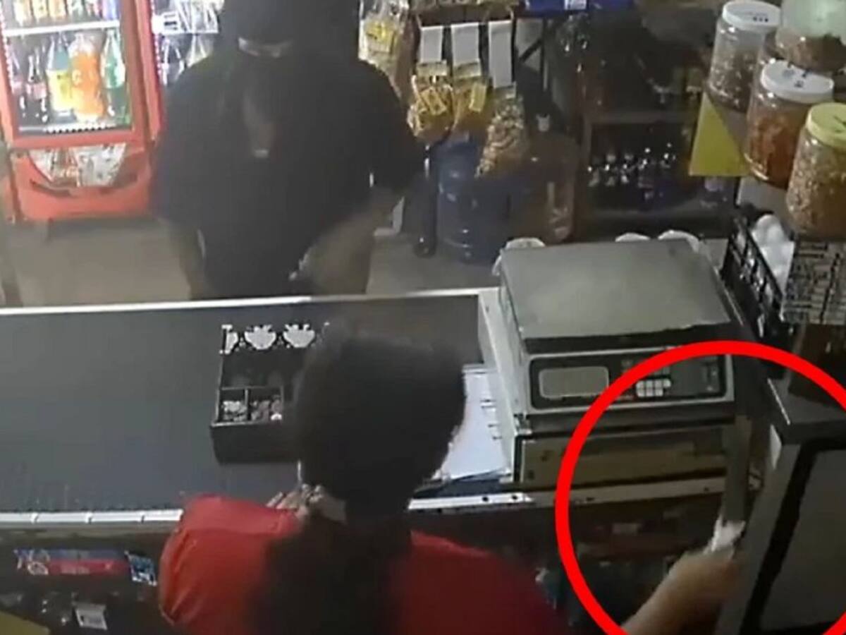 A punta de 'peinilla': Así fue como cajera se defendió de un ladrón