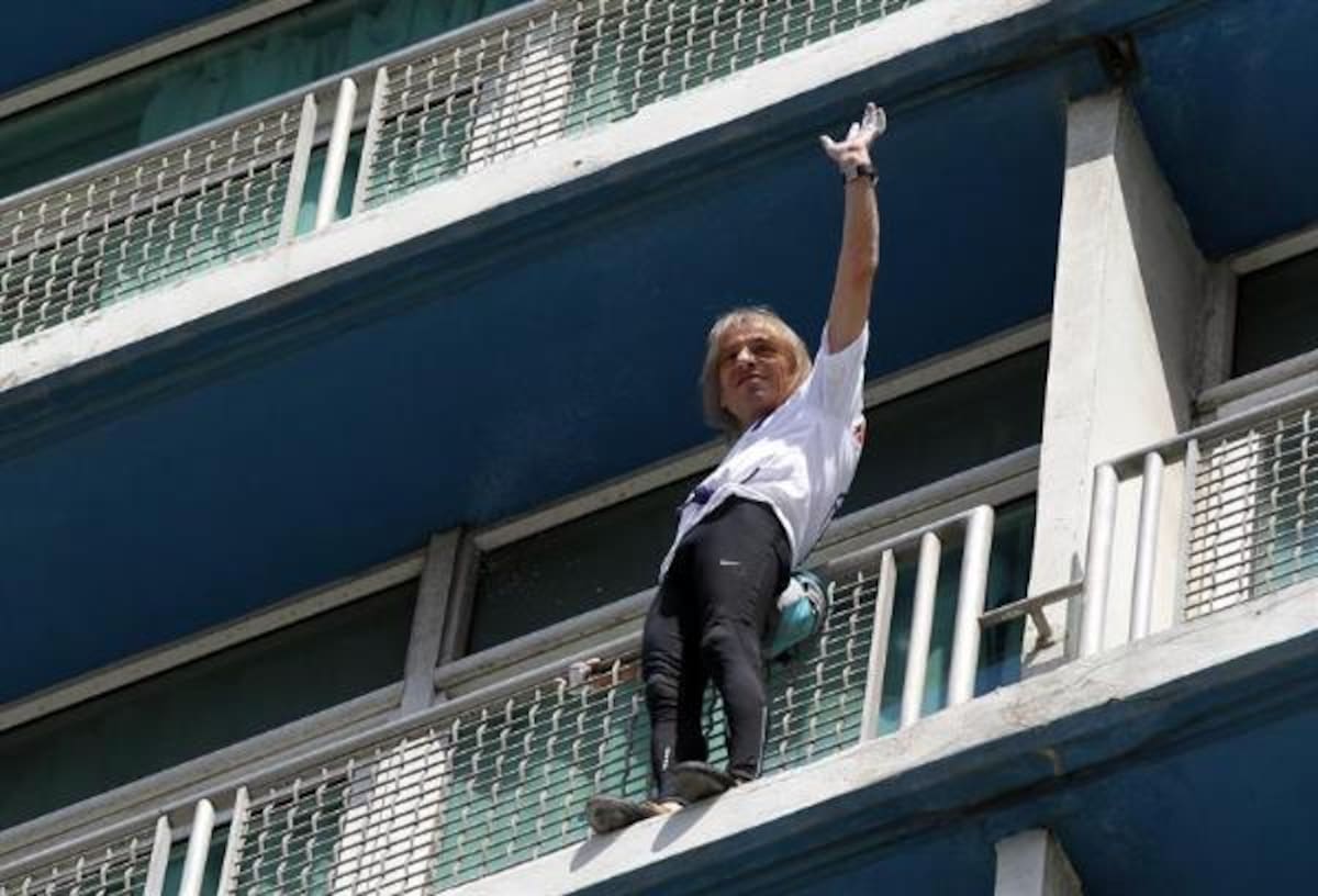 Alain Robert más conocido como «french Spiderman» («el Hombre Araña francés»), es un deportista escalador de montaña, que saltó a la fama al subir fachadas de edificios emblemáticos en solo integral, sin más herramientas que sus manos y pies.