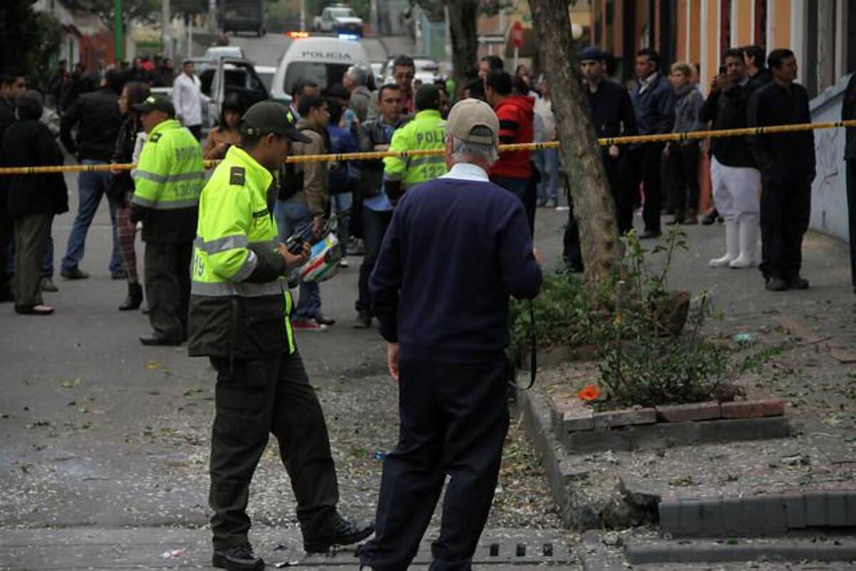 Un paquete sospechoso en el sector alertó a las autoridades que, cuando verificaron el contenido, hallaron una carga explosiva que contenía, entre otros elementos, metralla. Bomberos de Bogotá atendieron a los vecinos de varias viviendas aledañas que resultaron afectadas por la explosión controlada.