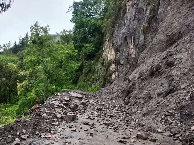Deslizamientos de tierra aíslan municipios y ponen en alerta a la comunidad del Valle de Tenza