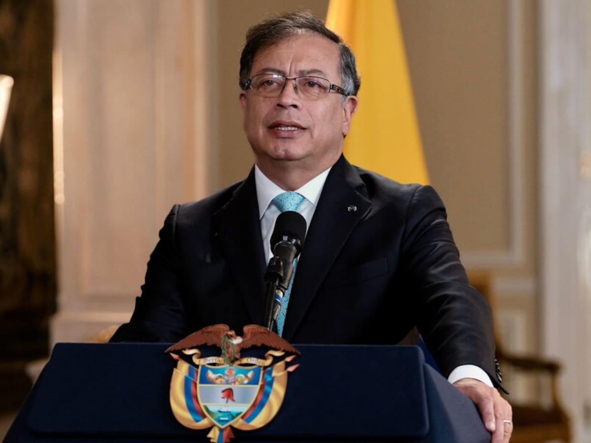 Petro suspende sus viajes y ordena que aviones de la FAC transporten viajeros afectados