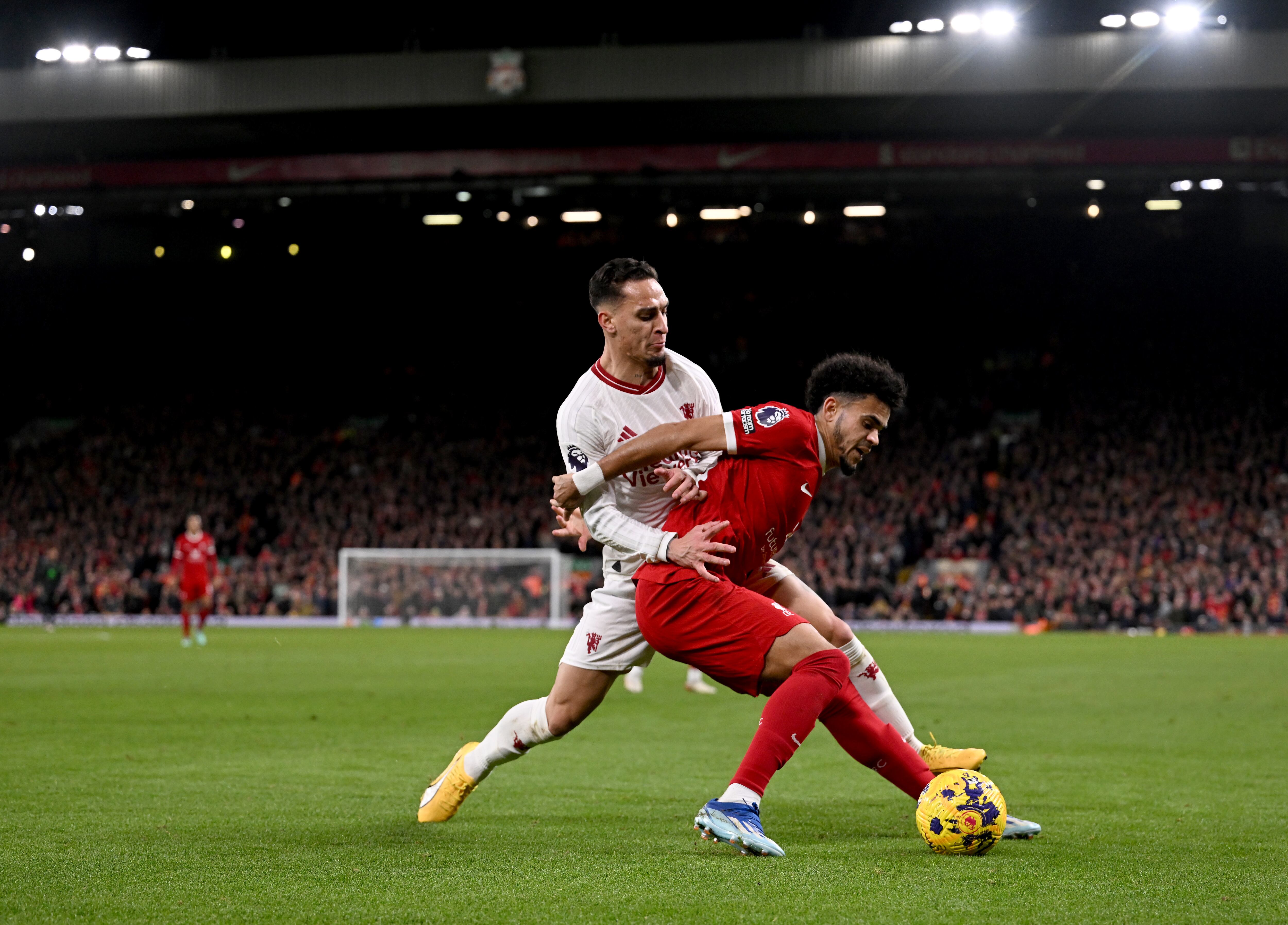 Luis Díaz enfrentando al Manchester United en la Premier League. (Photo by Andrew Powell/Liverpool FC via Getty Images)