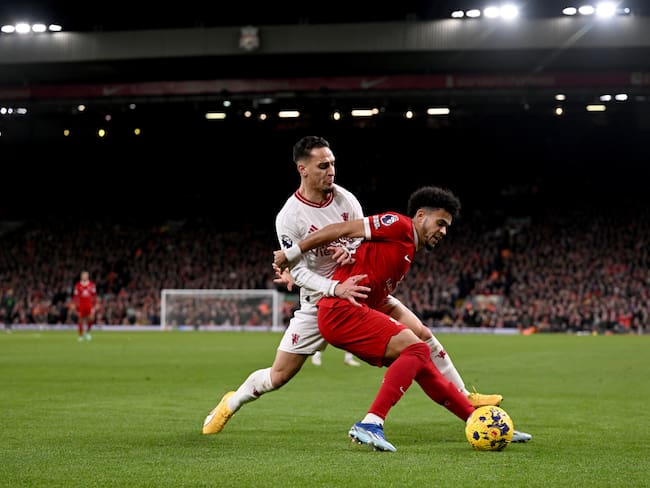 Luis Díaz enfrentando al Manchester United en la Premier League. (Photo by Andrew Powell/Liverpool FC via Getty Images)
