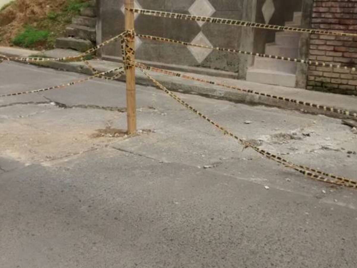 Vía de acceso al Parque Industrial se está hundiendo