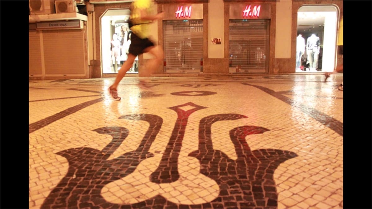 En esta foto de Juan A. Schamun vemos “las piernas y zapatos de una mujer, que se encontraba descansando cerca de los escalones de una vivienda”.