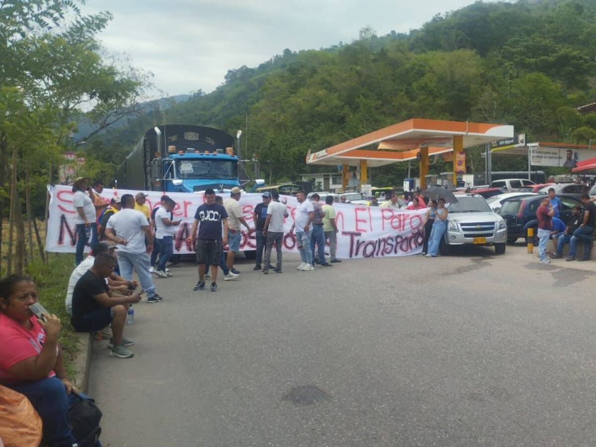 Gremio transportador tiene bloqueada la vía que conduce a la costa atlantica