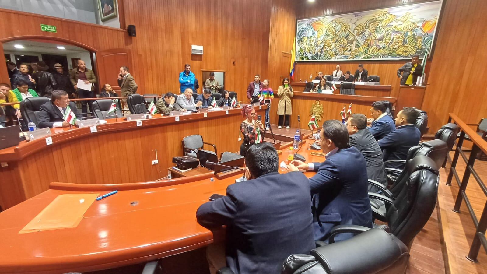 El empréstito, aprobado con 10 votos a favor, financiará proyectos clave para la infraestructura vial y el Pacto Territorial Bicentenario.