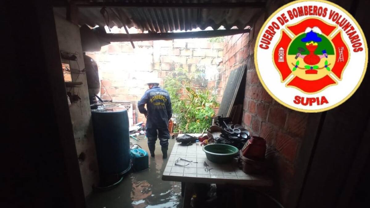 Bomberos de Supía, Caldas atienden inundaciones por las lluvias de las últimas horas