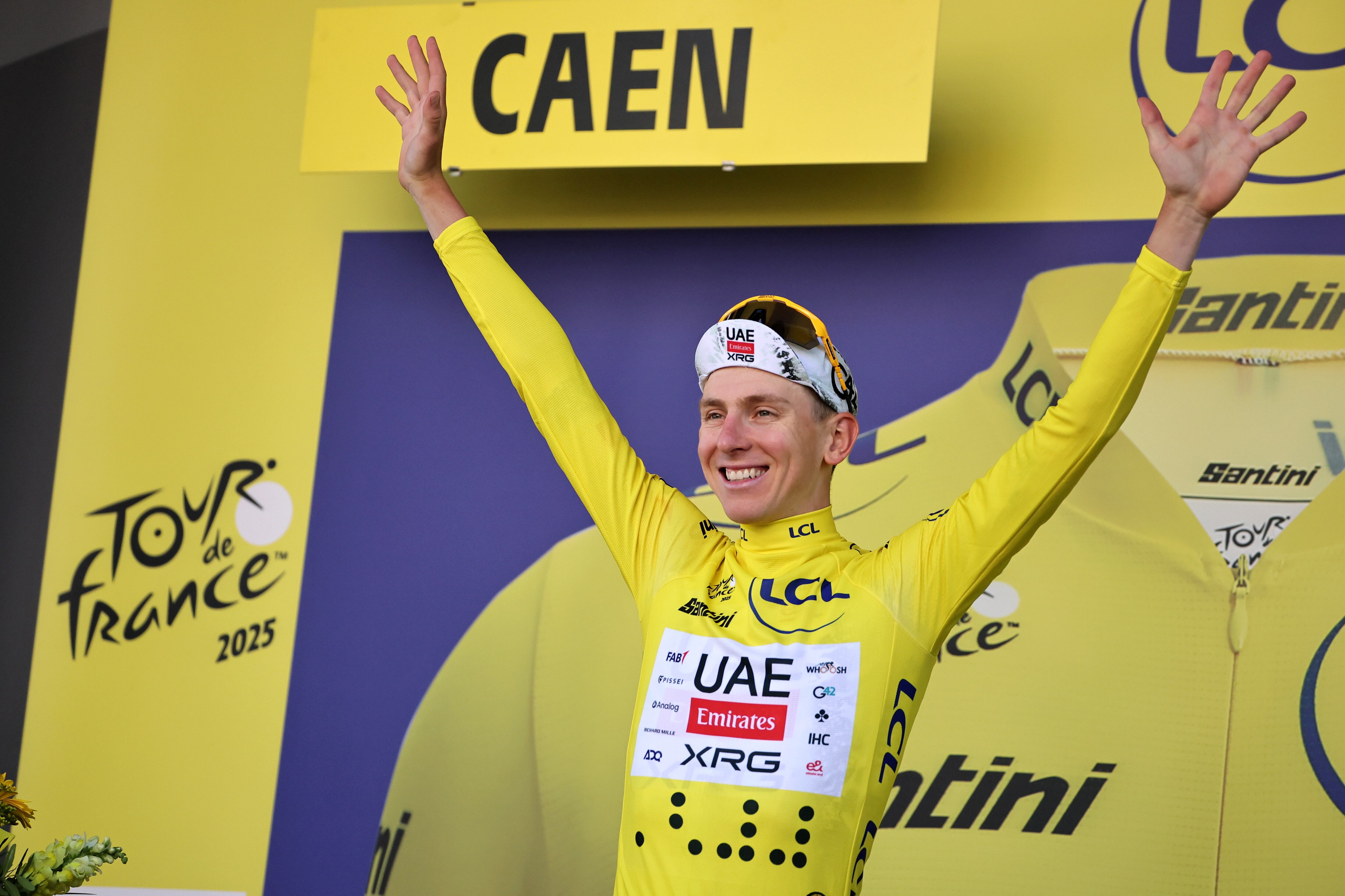 Caen (France), 09/07/2025.- Slovenian rider Tadej Pogacar of UAE Team Emirates XRG celebrates on the podium in his leader yellow jersey after the 5th stage of the Tour de France, an Individual Time Trial (ITT) over 33km in Caen, France, 09 July 2025. (Ciclismo, Francia) EFE/EPA/CHRISTOPHE PETIT TESSON