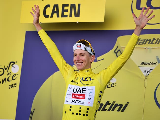 Caen (France), 09/07/2025.- Slovenian rider Tadej Pogacar of UAE Team Emirates XRG celebrates on the podium in his leader yellow jersey after the 5th stage of the Tour de France, an Individual Time Trial (ITT) over 33km in Caen, France, 09 July 2025. (Ciclismo, Francia) EFE/EPA/CHRISTOPHE PETIT TESSON