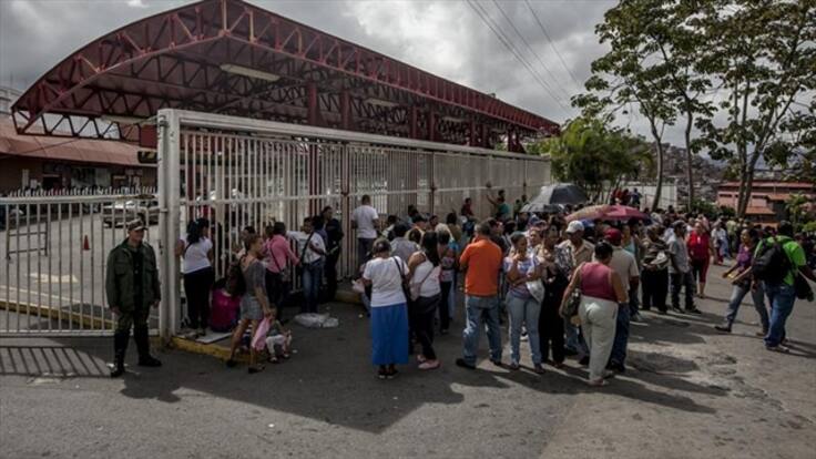 El drama de hacer cola para poder comer