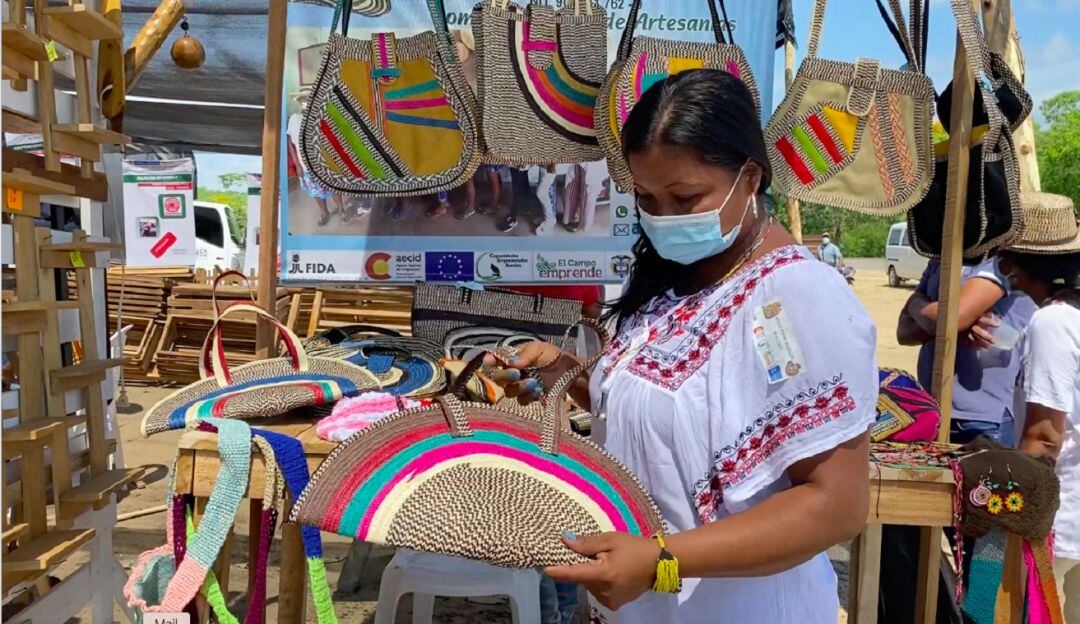 Artesanías elaboradas con caña flecha