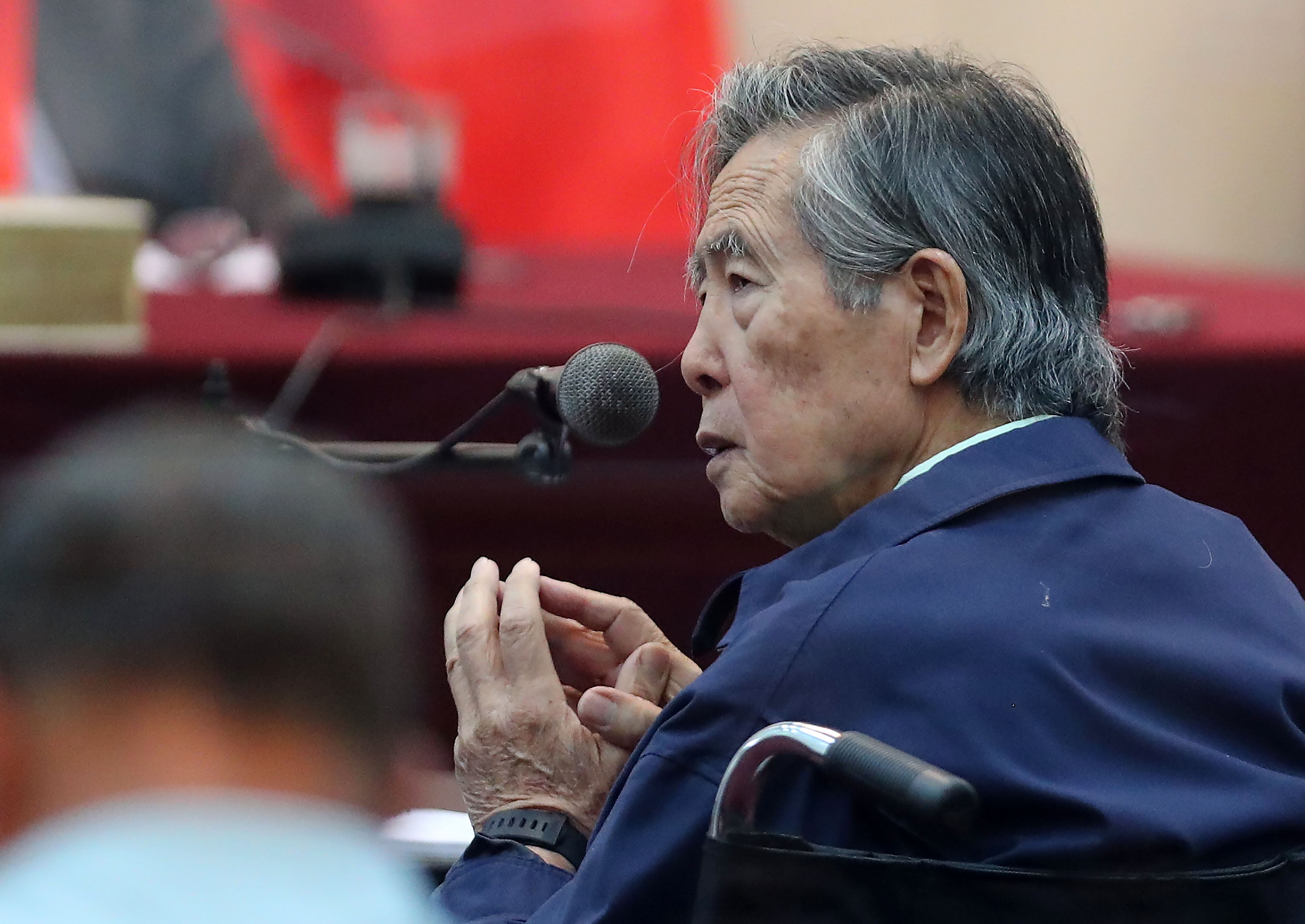 LIM03. LIMA (PERÚ), 15/03/2018.- Fotografía de archivo fechada el 15 de marzo de 2018 que muestra al entonces indultado expresidente peruano Alberto Fujimori (1990-2000) mientras declara ante un tribunal en la Base Naval del Callao, en Lima (Perú). El Instituto Penitenciario de Perú (INPE) dispuso este miércoles la "inmediata libertad" del expresidente Alberto Fujimori (1990-2000), a la espera del cumplimiento de una resolución del Tribunal Constitucional (TC) que ordenó su excarcelación. EFE/Ernesto Arias /ARCHIVO