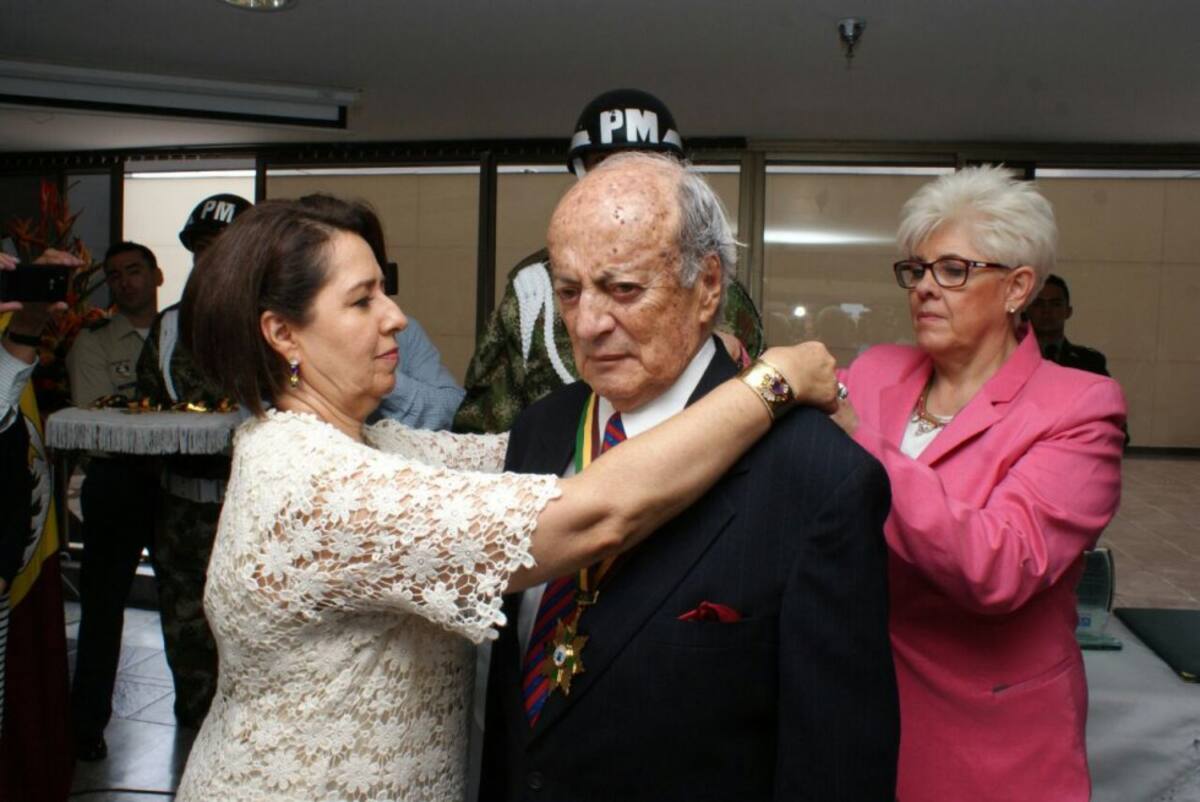 Ex gobernadores del Quindío reciben la medalla orden del Cincuentenario