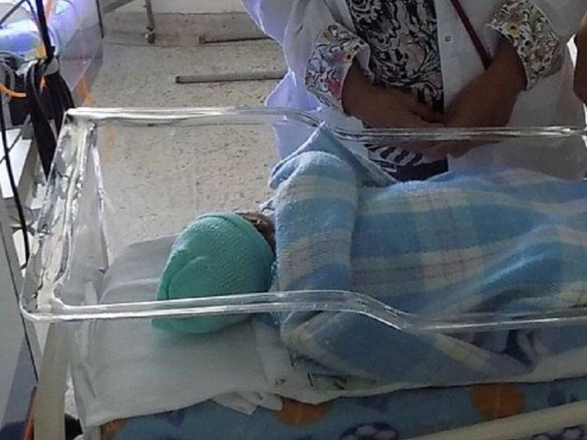 Médicos le salvan la vida a bebé en etapa de gestación