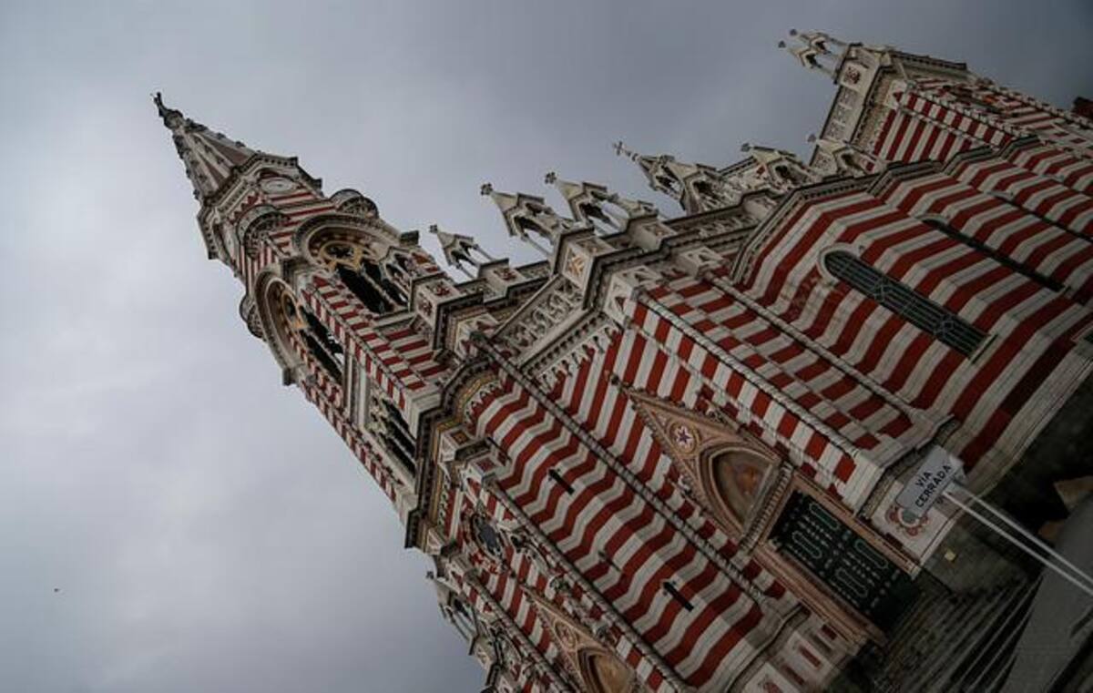 Imágenes de algunas de los principales templos e iglésias cátolicas de Bogotá, donde los fieles se reúnen a conmemorar la pasión de Cristo.
