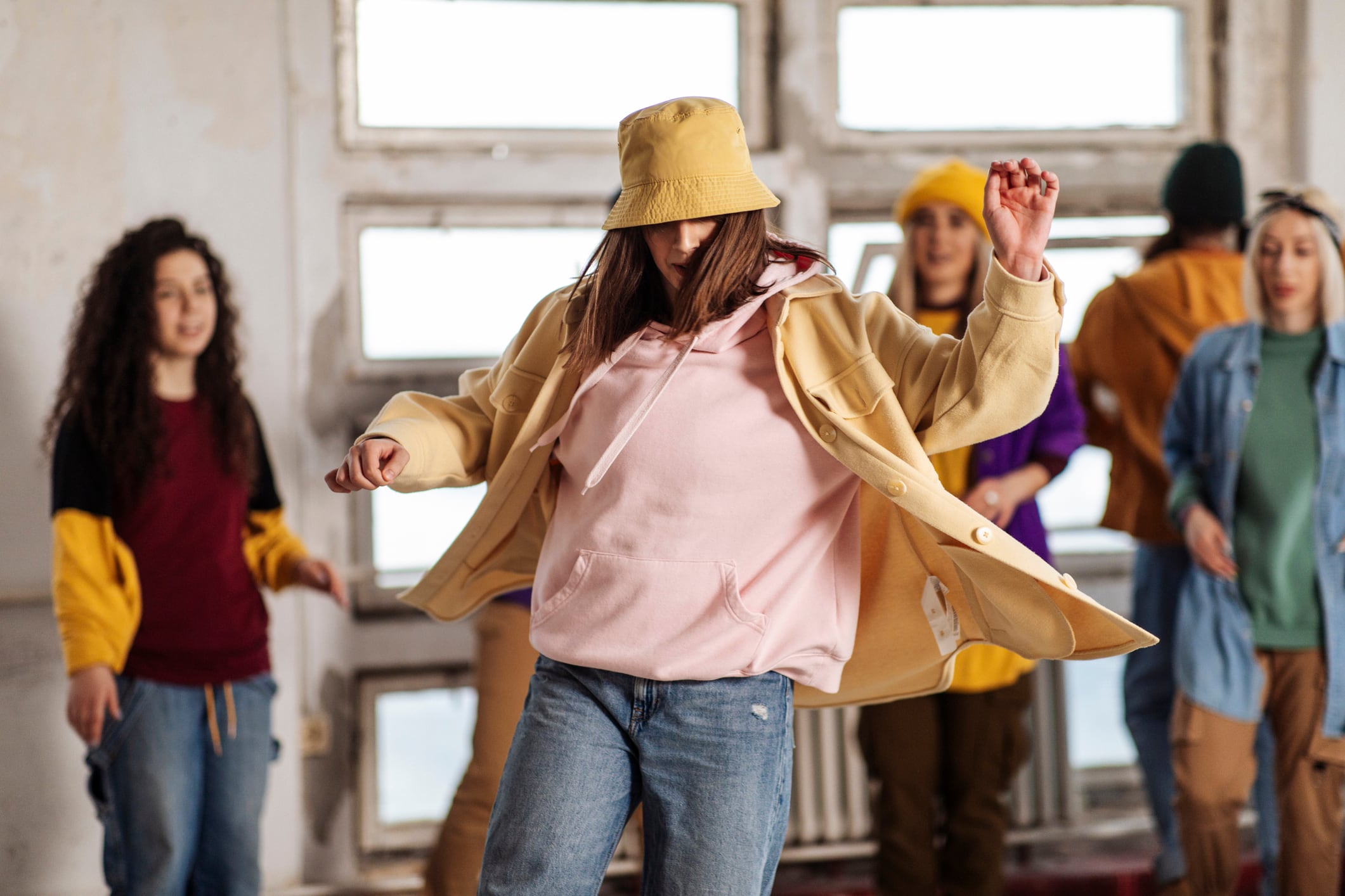 Imagen de referencia de jóvenes bailando. Foto: Getty Images