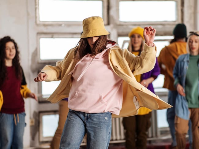 Imagen de referencia de jóvenes bailando. Foto: Getty Images