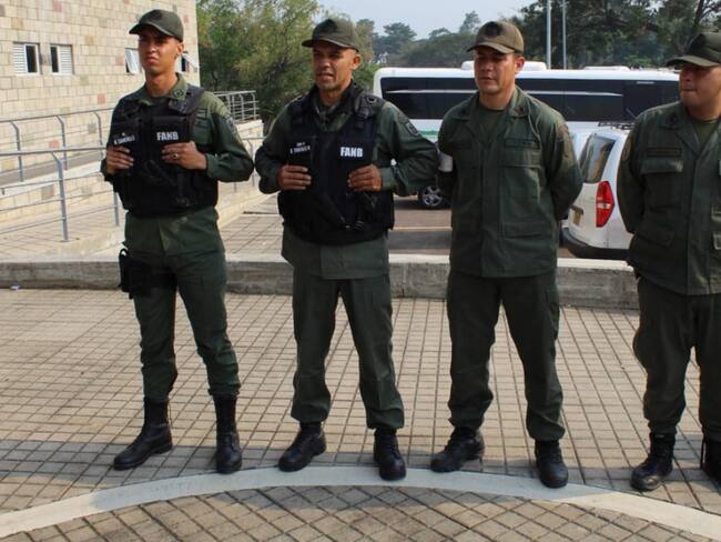 Autoridades analizan situación de militares venezolanos en el país