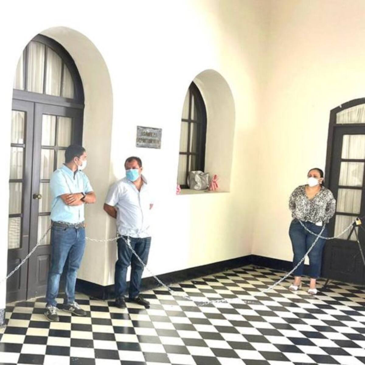 Diputados se encadenan en la Asamblea del Magdalena