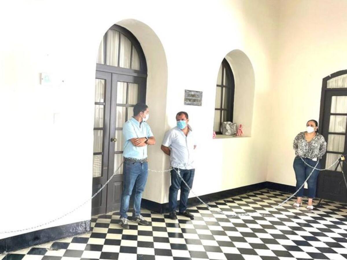 Diputados se encadenan en la Asamblea del Magdalena